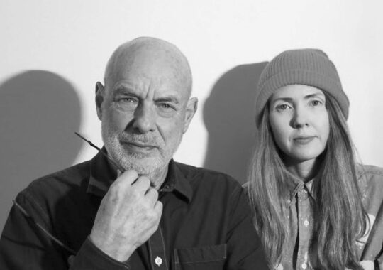 Brian Eno y Beatie Wolfe lanzan dos álbumes en colaboración