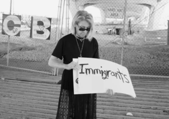 Kim Gordon estrena versión de ‘Bye Bye’ con palabras censuradas por Trump