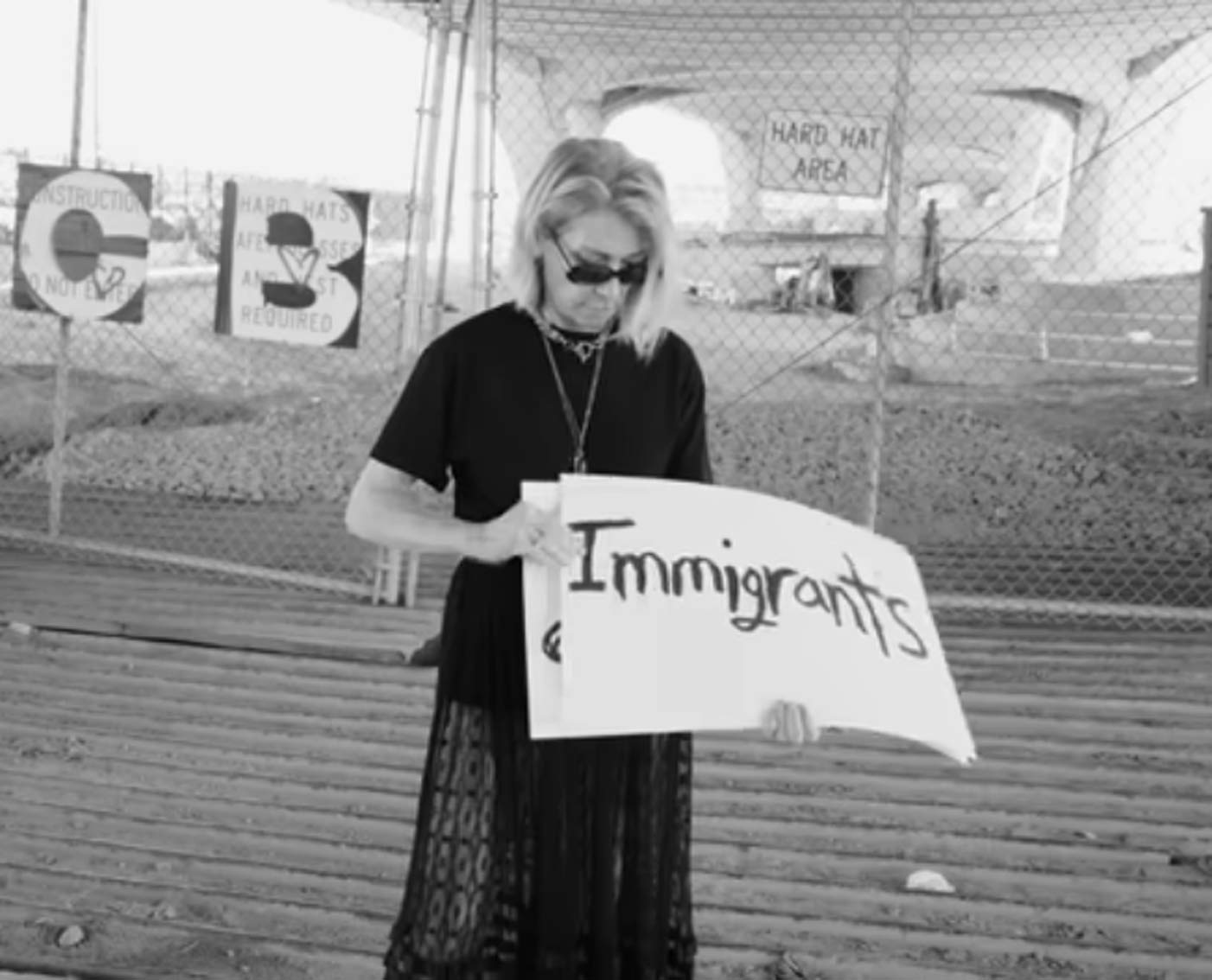 Kim Gordon estrena versión de ‘Bye Bye’ con palabras censuradas por Trump